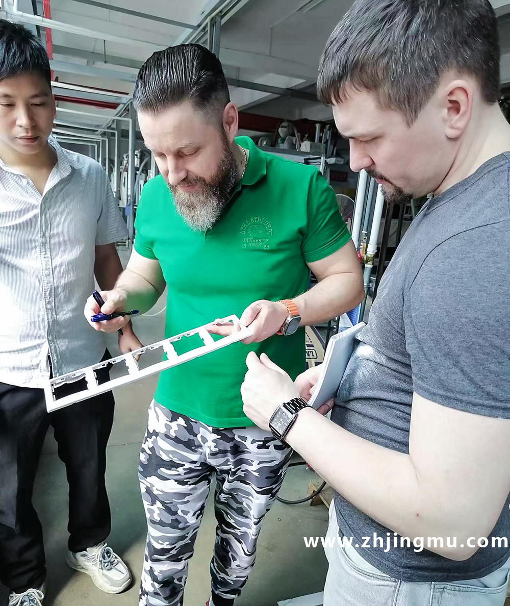 美國(guó)首次合作客戶親自到精模工廠驗(yàn)收模具 美國(guó)首次合作客戶親自到精模工廠驗(yàn)收模具