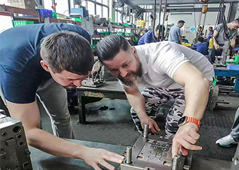 美國(guó)首次合作客戶(hù)親自到精模工廠(chǎng)驗(yàn)收模具